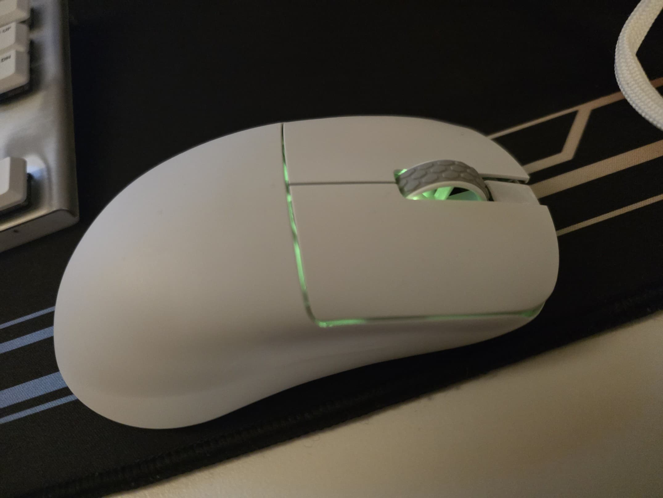 Mouse with RGB set to a shade of yellow